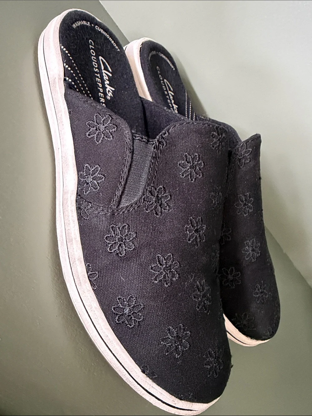 Clarks Cloudsteppers Women’s Black Embroidered Slip-on Mules - Size 8